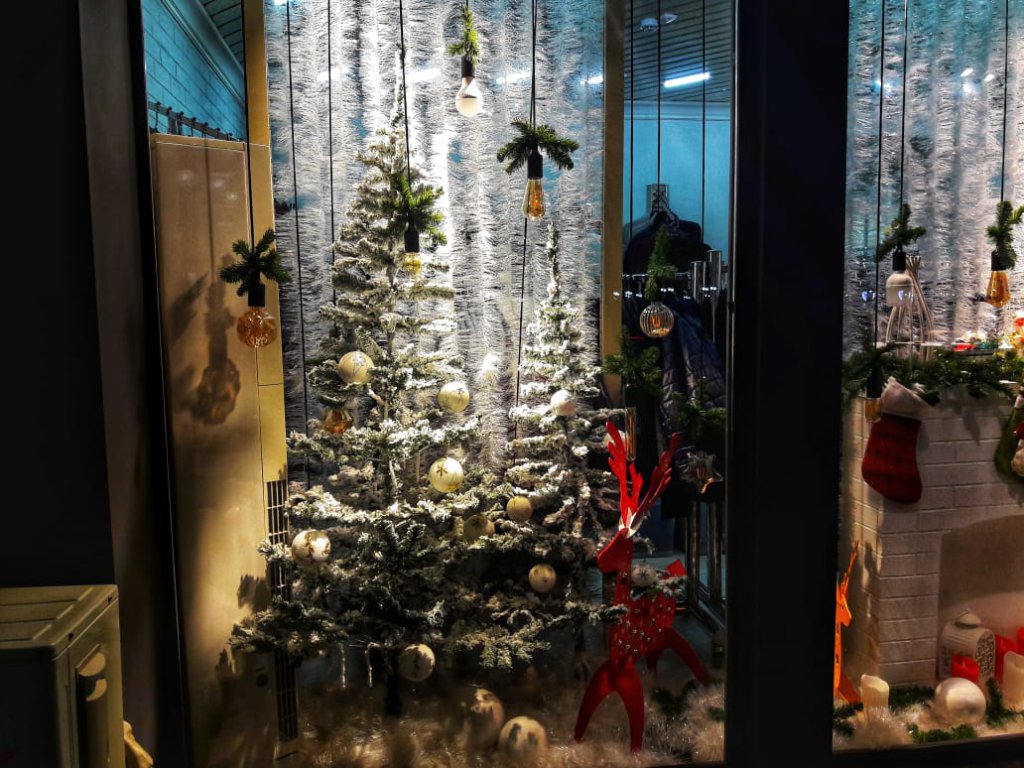 Info Shymkent - Winter decoration in a shop window in Shymkent