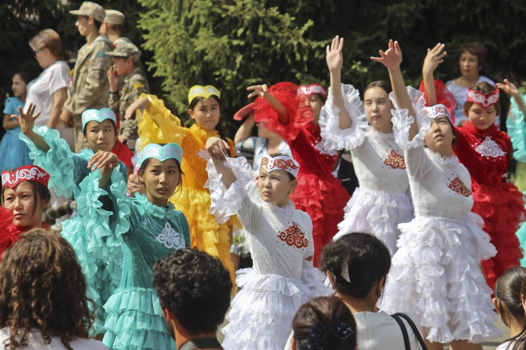 Info Shymkent - Dances with traditional kazakh dresses during Nauryz