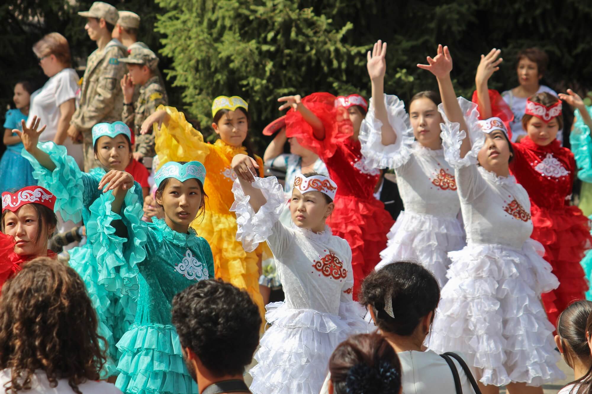 Info Shymkent - Dances with traditional kazakh dresses during Nauryz