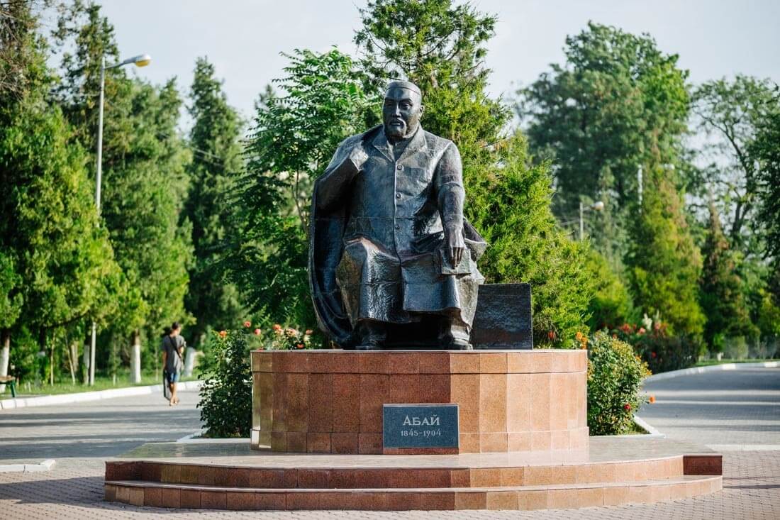 Info Shymkent - Abay Sculpture in Abay Park, Shymkent