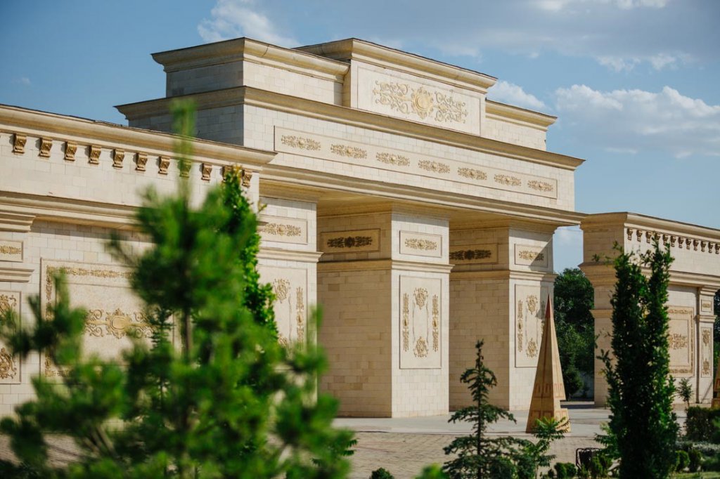 Info Shymkent - Gate of the Independence Park in Shymkent