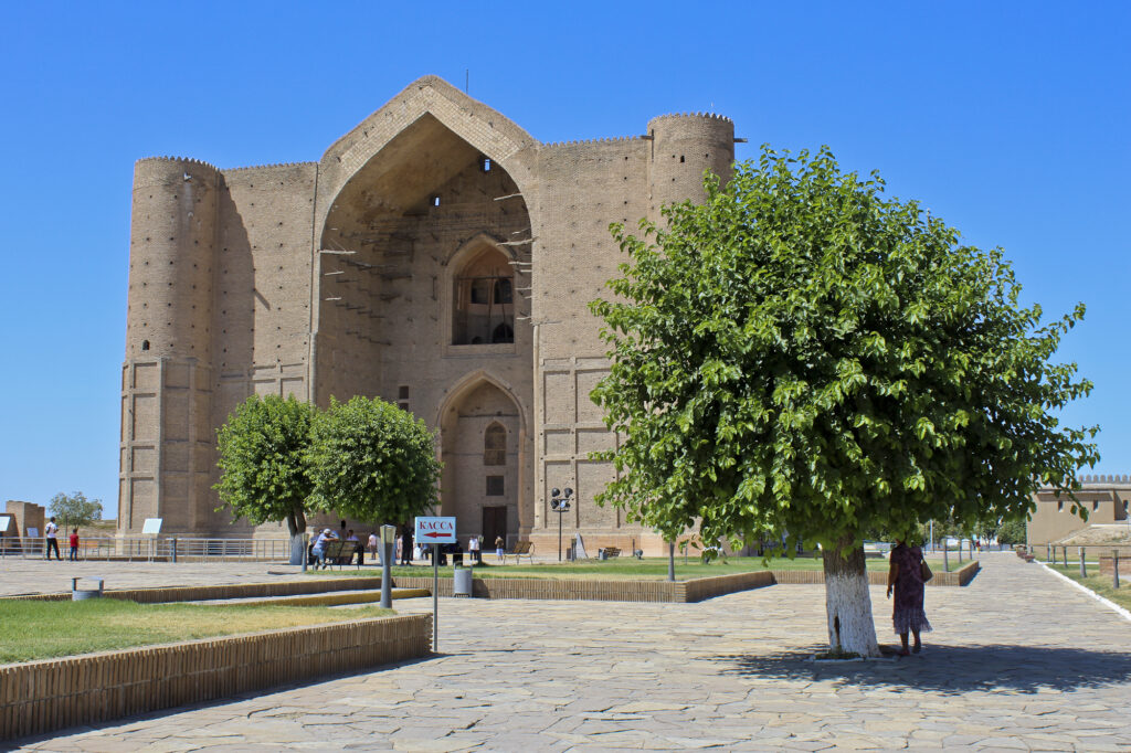 Info Shymkent - Sunny day at the Yasawi Mausoleum in Turkistan