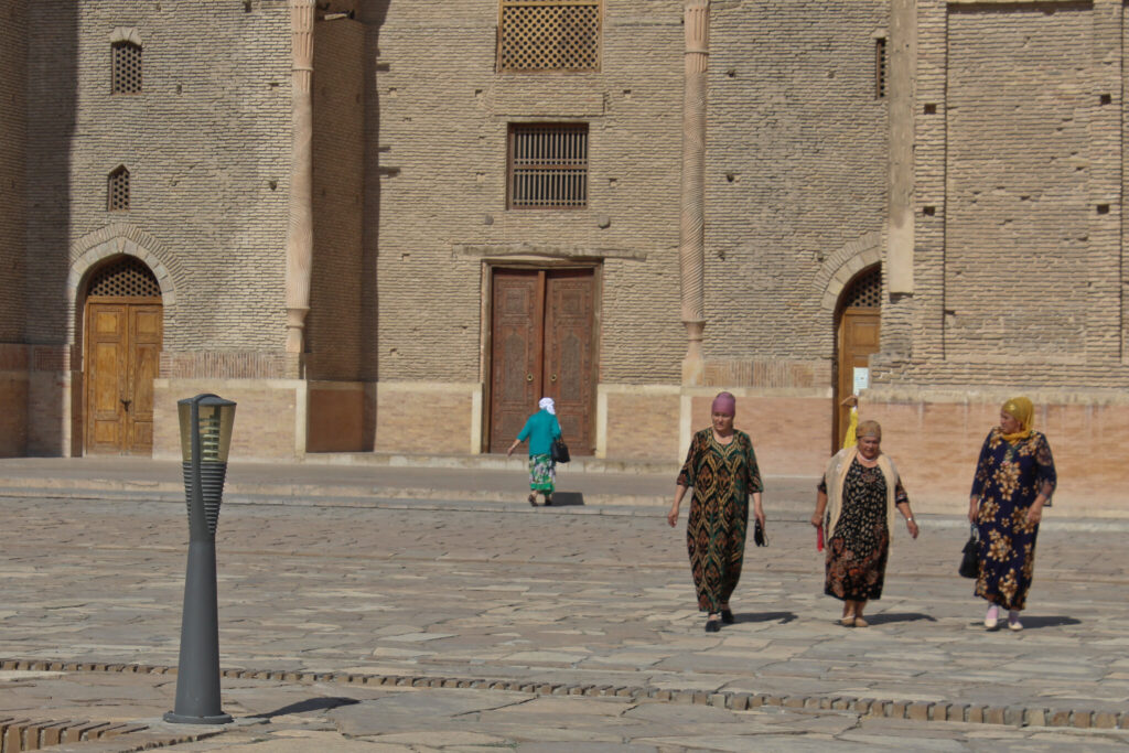 Info Shymkent - Pilgrims at the Yasawi Mausoleum