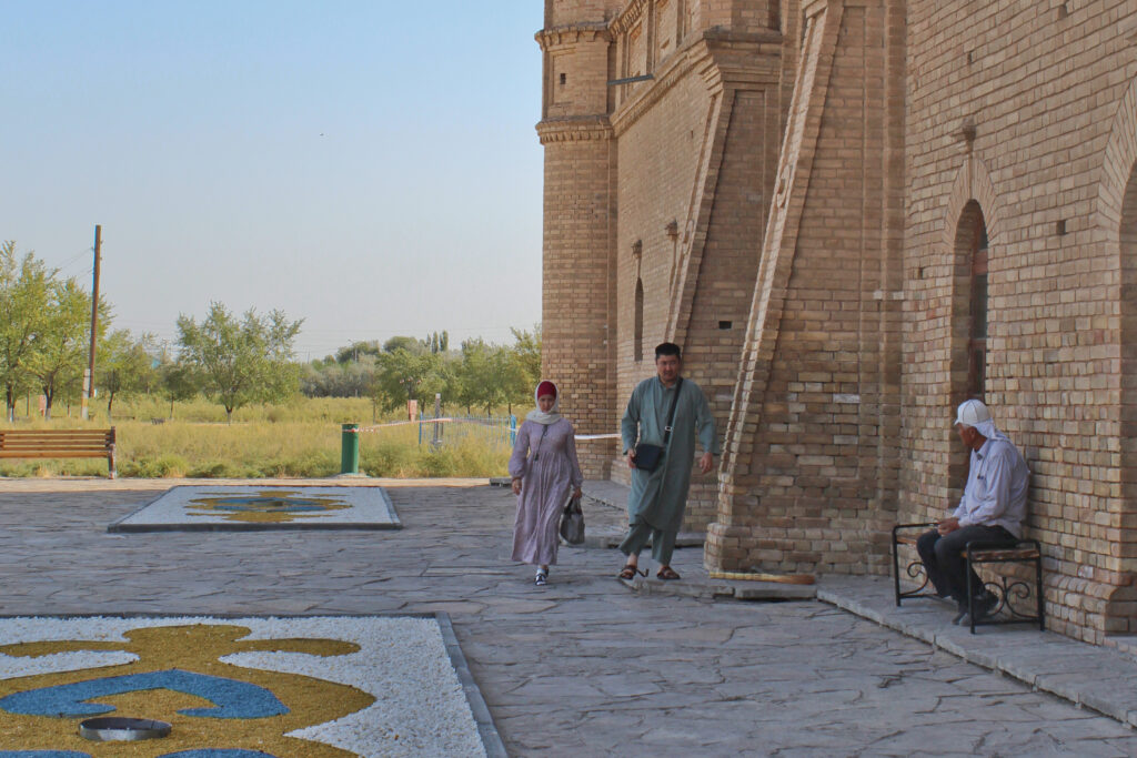 Info Shymkent - Pilgrims at Arystan Bab Mausoleum