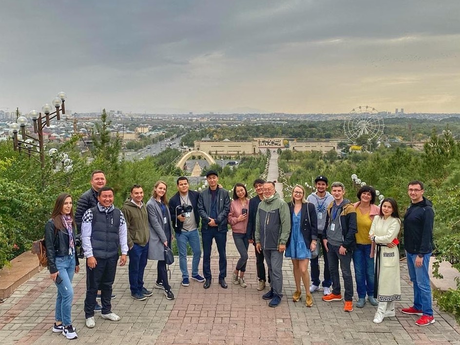 Info Shymkent - Guide Islam Kalani with international tourists in Shymkent