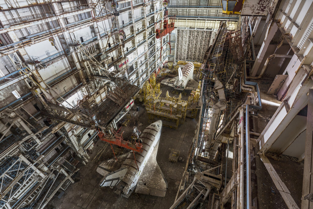 Info Shymkent - Two abandoned soviet space shuttles in Baikonur in the MKZ building (Image: Jonk)