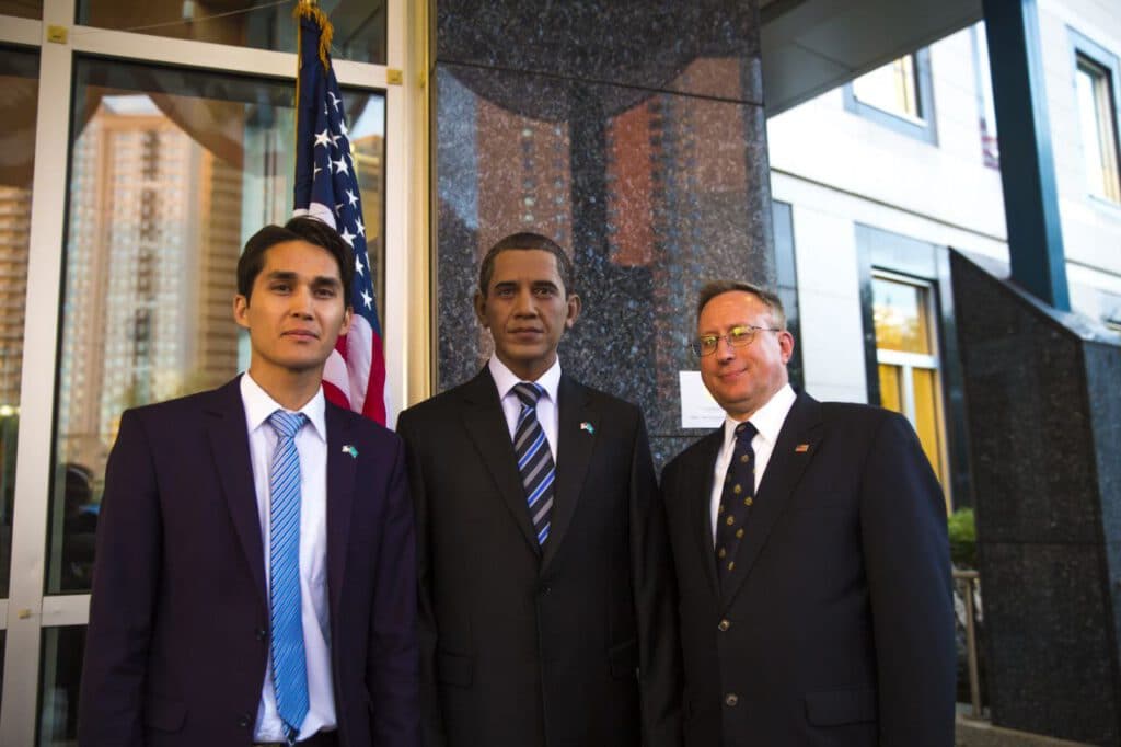 Info Shymkent - Aidos Esmagambetov with his Obama sculpture at US embassy