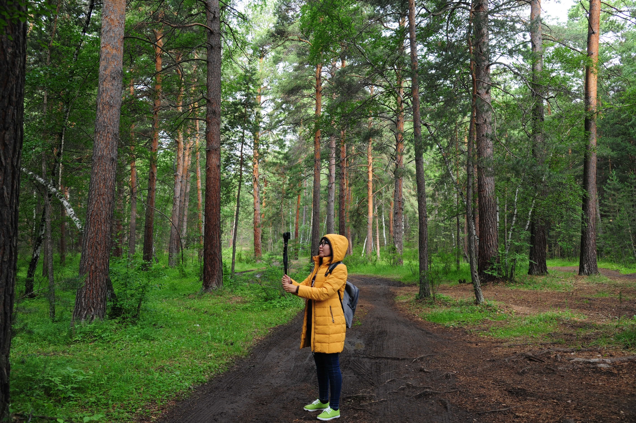 Info Shymkent - Journalist and Photographer Aigerim Begimbet from Shymkent is filming in a forest