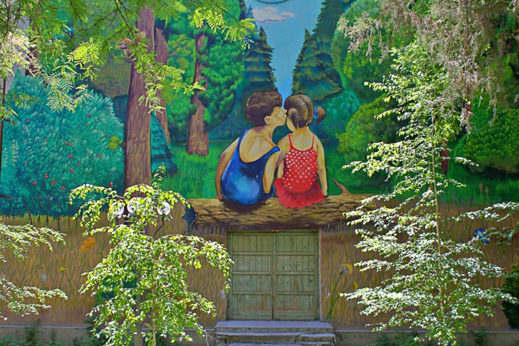 Info Shymkent - "Kissing Boy and Girl" Mural in Metallurgist Park in Shymkent