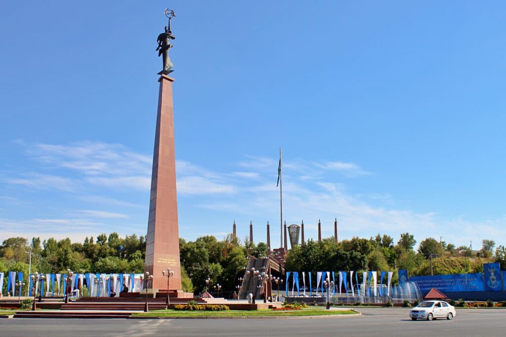 Info Shymkent - Ordabassy Square with "Mother Earth" monument in Shymkent