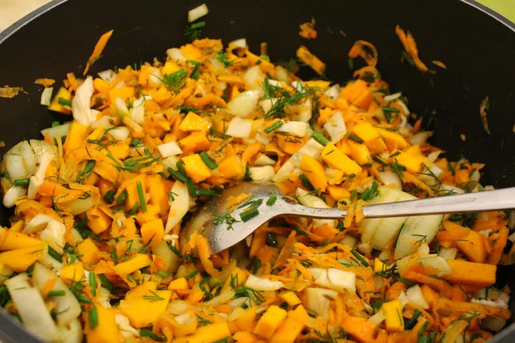 Preparing the vegetables for the filling of the Mantis