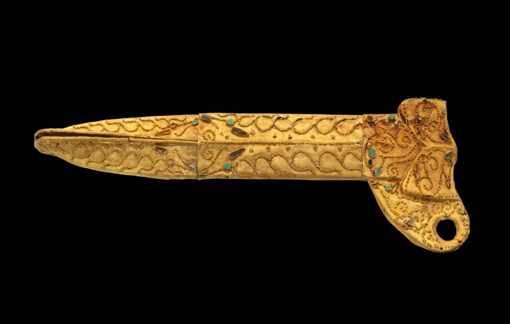 Info Shymkent - "Gold of the Great Steppe" exhibition in Fritzwilliam Museum - Gold Sheath for a dagger made by Saka in 8th–6th century BC