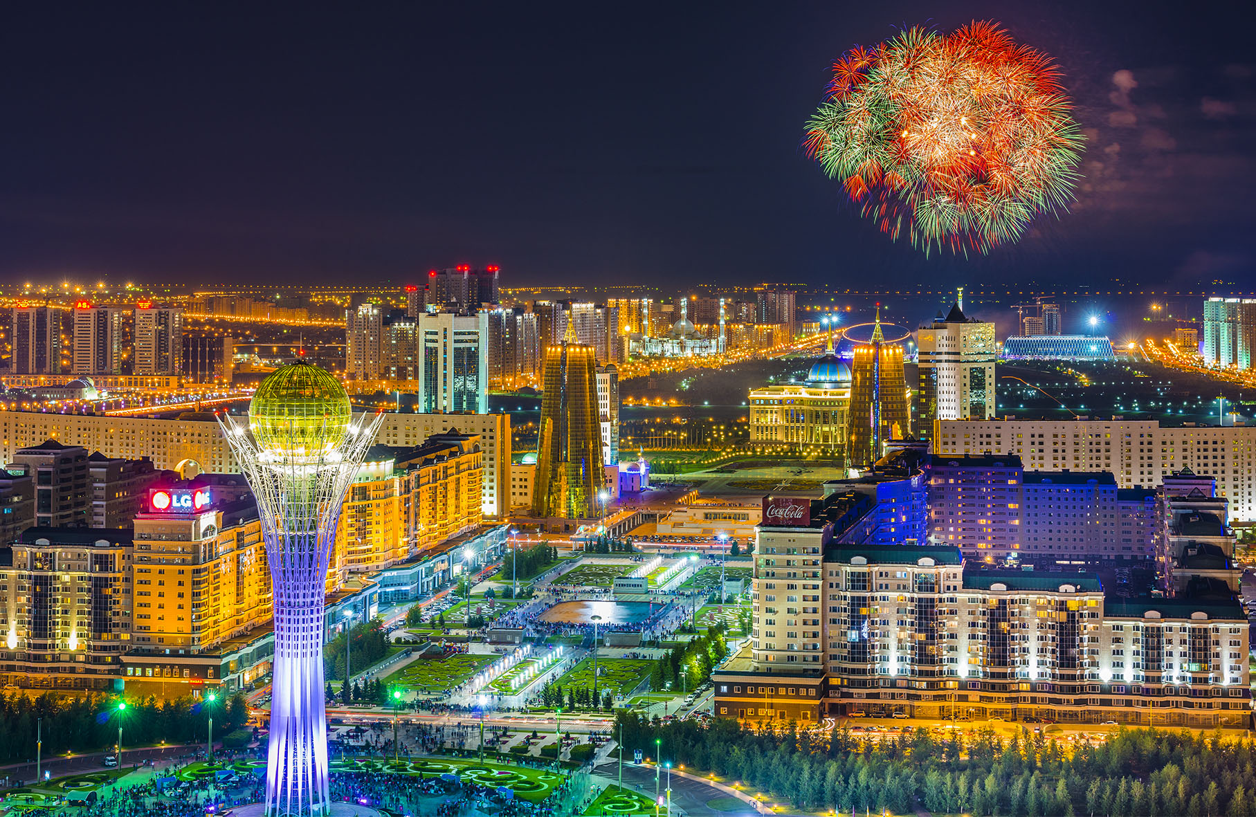Info Shymkent - Happy New Year 2022 - Fireworks over Kazakhstan's capital Nur-Sultan (Photo: Farhat Kabdykairov)