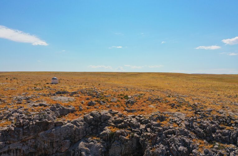 Above the Akmechet cave