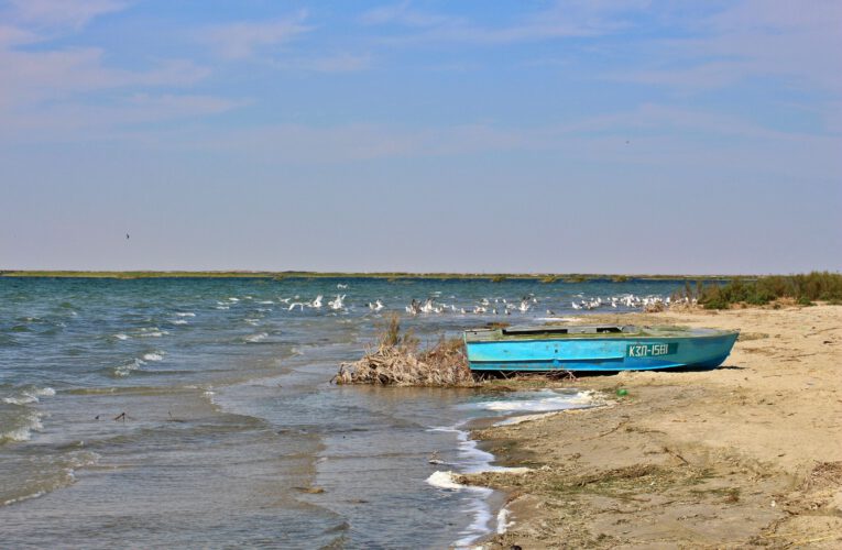 Calm beach at Lake Qamystybas