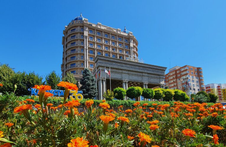 Colorful morning in front of Rixos Khadisha