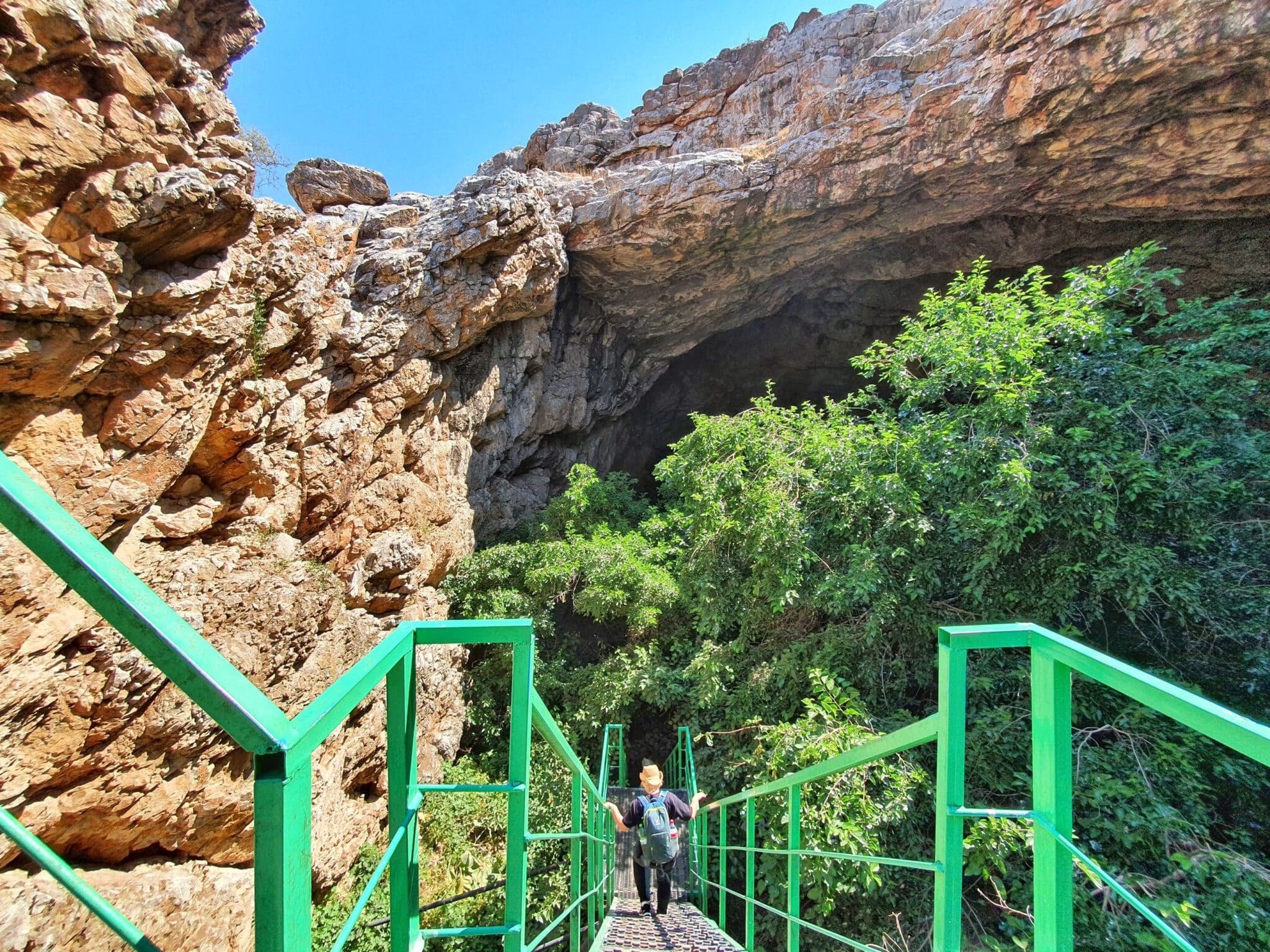 Info Shymkent - The Akmeshit Cave has a forest of mulberry trees inside