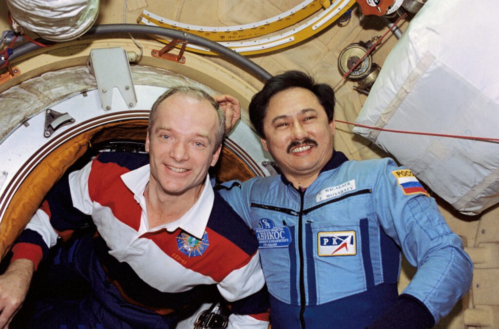 Info Shymkent - Cosmonautics Day - STS-91 mission commander Charles J. Precourt and Mir-25 commander Talgat Musabayev