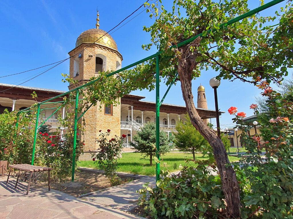 Info Shymkent - Inner courtyard of Dauytuly Shyngysbaikazhy Mosque in Shymkent