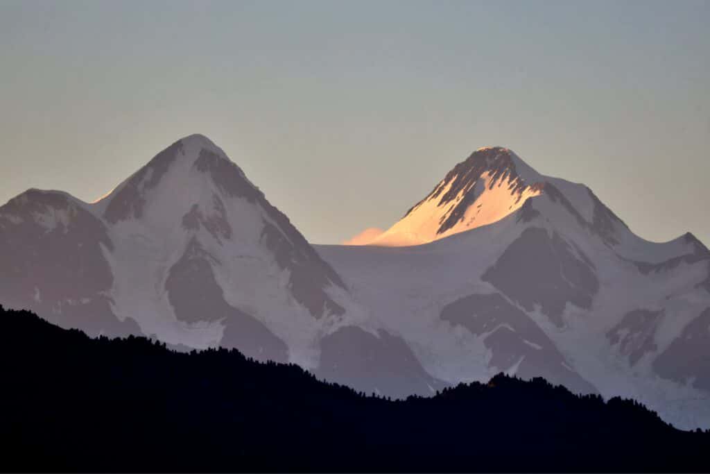 Info Shymkent - Sunset over the twin peaks of Muztau (Belukha)